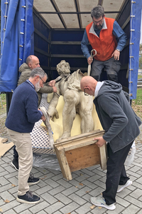 <div>Federico Crimi, Umberto Cavenago, Michele Petrolo e Franco Sartori durante la movimentazione dell'opera lignea</div>
