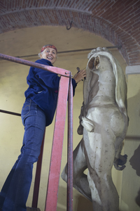 <div>Francesca Petrolo durante le operazioni di smontaggio di <em>Ercole</em> dalla sua collocazione originaria, in preparazione al trasferimento al Civico Museo Parisi Valle</div>